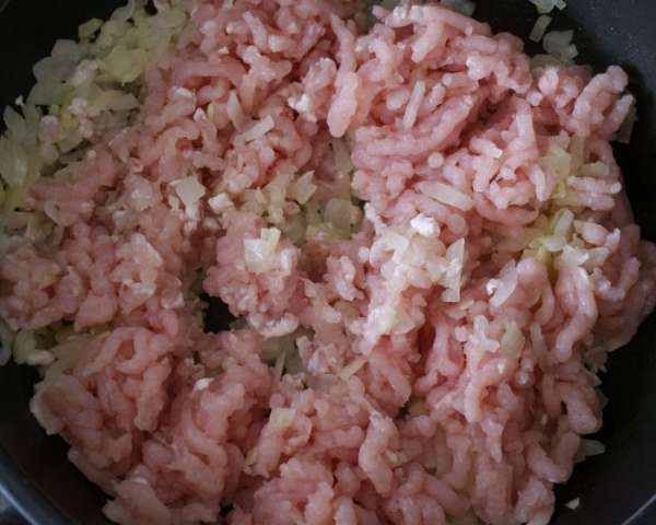 Добавить фарш из индейки и готовить, помешивая, минут 10, пока мясо не изменит свой цвет.