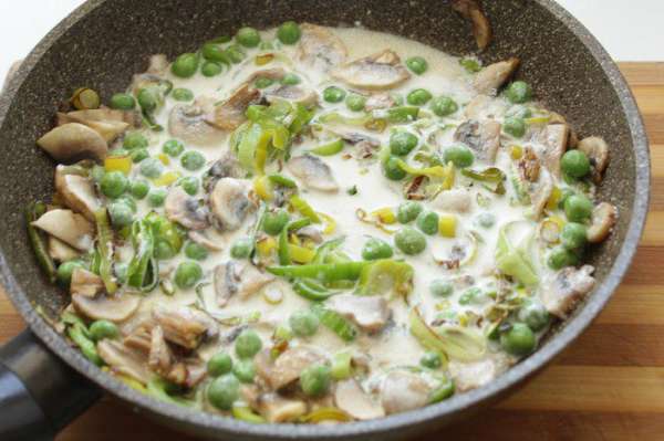 Влить сливки и потушить все минут 5, посолить по вкусу.