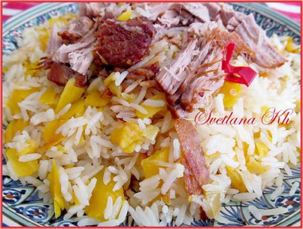 Подавать на широком блюде. Снизу рис с морковью, а мясо выкладывают сверху. А к плову хорошо подать салат ачик-чук - это мелко нарезанные помидоры, репчатый лук, соль и острый перец. И конечно, обязательно пиала с чаем. Плов запивают только чаем. Приятного аппетита! Подавать на широком блюде. Снизу рис с морковью, а мясо выкладывают сверху. А к плову хорошо подать салат ачик-чук - это мелко нарезанные помидоры, репчатый лук, соль и острый перец. И конечно, обязательно пиала с чаем. Плов запивают только чаем. Приятного аппетита!