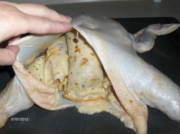 И рулетики запихиваем в кожу.