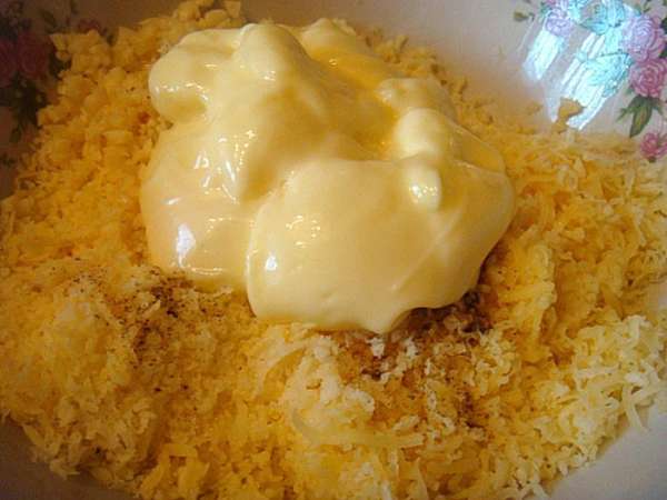 Крабовые палочки предварительно хорошо замороженные натереть на мелкой терке (кто не любит крабовые палочки,то можно обвалять такую закуску в тертом вареном белке от куриных яиц, а желток пустить также в какую-нибудь другую закуску)
Сыр натереть на мелкой терке, чеснок-мелко порубить ножом (можно пропустить через пресс).
Подготовить оливки для начинки, грецкие орехи- поломать небольшими кусочками. Шпроты разрезать на 2-3 части каждую-в зависимости от размера.
Готовим сырную массу- смешать сыры натертые,чеснок, майонез. посолить,поперчить- вилкой все перемешать в однородную массу. Крабовые палочки предварительно хорошо замороженные натереть на мелкой терке (кто не любит крабовые палочки,то можно обвалять такую закуску в тертом вареном белке от куриных яиц, а желток пустить также в какую-нибудь другую закуску)
Сыр натереть на мелкой терке, чеснок-мелко порубить ножом (можно пропустить через пресс).
Подготовить оливки для начинки, грецкие орехи- поломать небольшими кусочками. Шпроты разрезать на 2-3 части каждую-в зависимости от размера.
Готовим сырную массу- смешать сыры натертые,чеснок, майонез. посолить,поперчить- вилкой все перемешать в однородную массу.