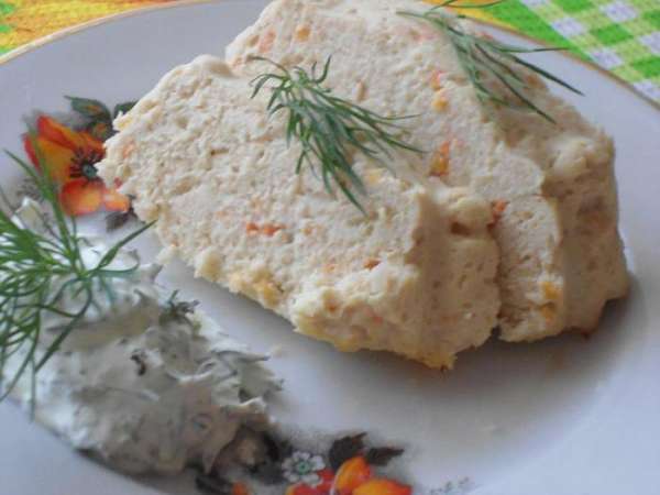 Приготовить соус на ваш вкус.Я делала простой сметанный:Смешала сметану,соль и мелко нарезанный укропчик,перемешала.Суфле порезала на кусочки и подала с соусом.Приятного аппетита!!!