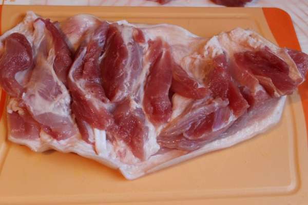 Рульку моем, зачищаем шкурку. Разрезаем и удаляем кость. Мясо слегка отбиваем. Лишнее мясо можно срезать, чтобы легче было свернуть рульку. Солим, перчим и натираем выдавленным чесноком. Рульку моем, зачищаем шкурку. Разрезаем и удаляем кость. Мясо слегка отбиваем. Лишнее мясо можно срезать, чтобы легче было свернуть рульку. Солим, перчим и натираем выдавленным чесноком.