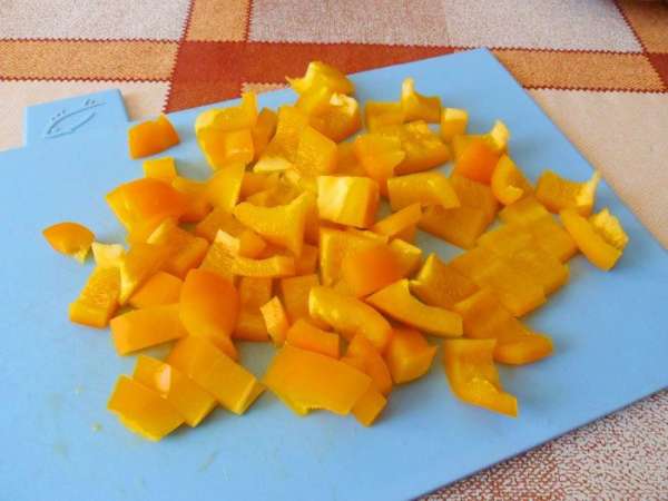 Желтый перец нарежем небольшими кусочками.