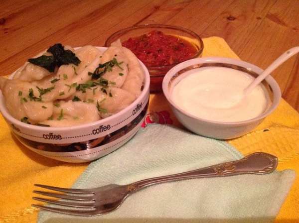 Аккуратно дуршлагом вынимаем курзе из кастрюли смазываем маслом и украшаем мятой и зеленью. Подаем со сметаной (чеснок сдавливаем добавляем шепотку соли и смешиваем со сметаной) и с другим соусом по вашему вкусу. Кто не любит чеснок можно просто сметану.
Приятного аппетита!!! Аккуратно дуршлагом вынимаем курзе из кастрюли смазываем маслом и украшаем мятой и зеленью. Подаем со сметаной (чеснок сдавливаем добавляем шепотку соли и смешиваем со сметаной) и с другим соусом по вашему вкусу. Кто не любит чеснок можно просто сметану.
Приятного аппетита!!!