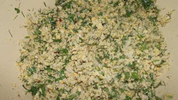 Насыпала к нуту, посолила по вкусу и перемешала