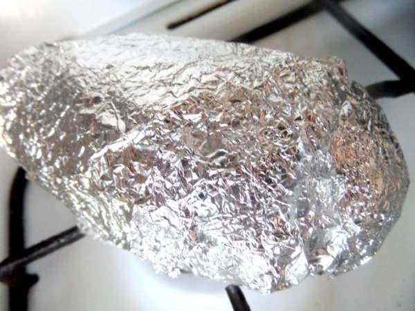 Включаем небольшой газ и кладём нашу мумию с баклажаном прямо в центр! Постоянно крутим с помощью щипцов или двух вилок овощ вокруг себя,пока не почувствуем,что под фольгой мягкость. Включаем небольшой газ и кладём нашу мумию с баклажаном прямо в центр! Постоянно крутим с помощью щипцов или двух вилок овощ вокруг себя,пока не почувствуем,что под фольгой мягкость.