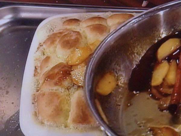 Яблоки выложить на булки, дать пропитаться ароматами и остыть. Можно подать булочки порционно, выложив их из формы. Яблоки выложить на булки, дать пропитаться ароматами и остыть. Можно подать булочки порционно, выложив их из формы.