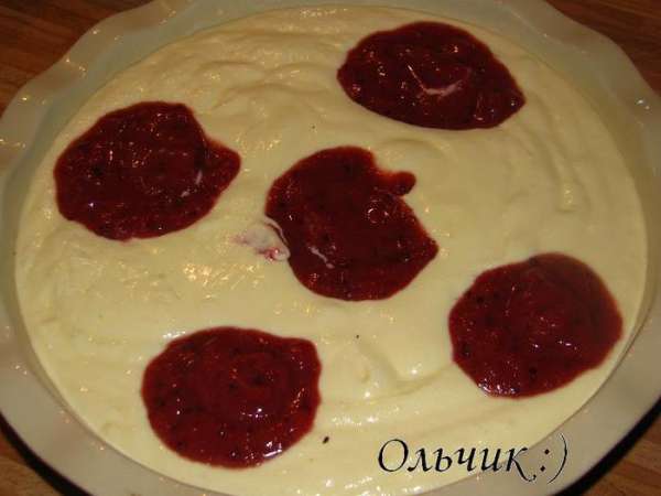 Сверху ложкой выкладываем пюре крыжовника.