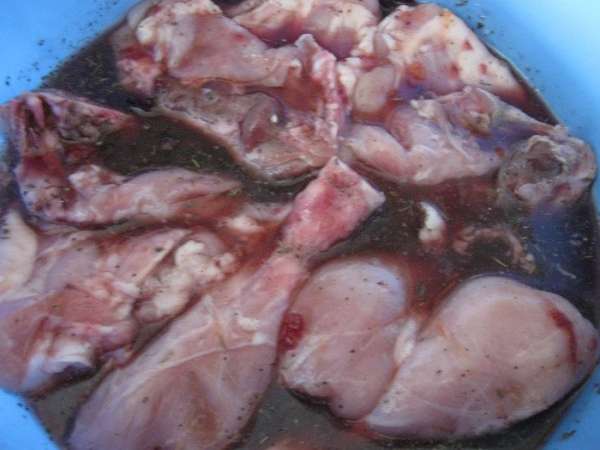 Положить в него кусочки курицы, хорошенько перемешать, накрыть пленкой и поставить в холодильник на 2-3 часа(чем дольше, тем лучше). 