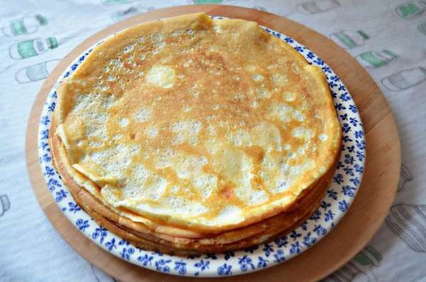 Испеките 8 блинчиков. Они получаются очень нежными и вкусными. Можно, конечно, на этом этапе и остановиться и скушать их со сметаной или любимым джемом. Испеките 8 блинчиков. Они получаются очень нежными и вкусными. Можно, конечно, на этом этапе и остановиться и скушать их со сметаной или любимым джемом.
