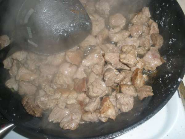 Разогреть сухую сковороду. Обжарить в ней мясо. Посолить, поперчить. 