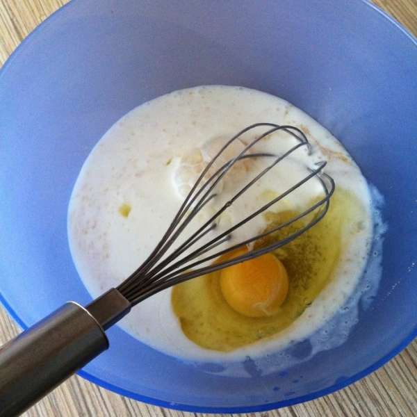 В миске взбиваем сахар, яйцо и кефир.