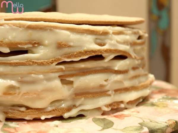Лепим из мастики украшения: пяльца, мулине, иголку, нитки.. Затягиваем торт мастикой, распределяем заготовленные украшения.