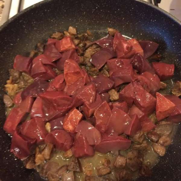 Печень нарезать на более крупные куски, добавить к легким и сердцу, перемешать, добавить немного кипятка и тушить 5 минут. Печень нарезать на более крупные куски, добавить к легким и сердцу, перемешать, добавить немного кипятка и тушить 5 минут.