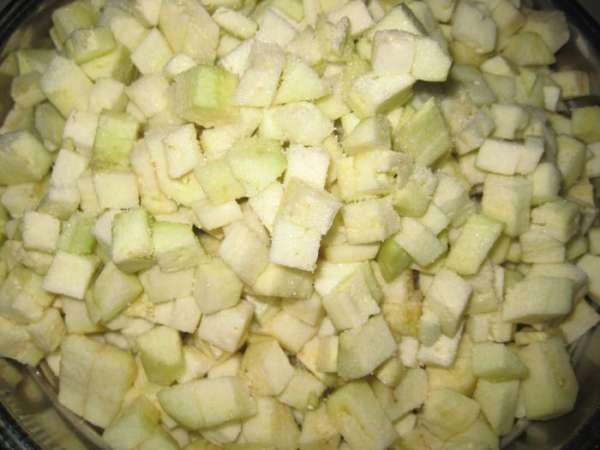 Нарезать лук кубиками. Нарезать лук кубиками.