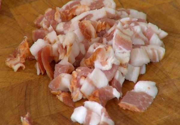 Грудинку для соуса нарезать маленькими кусочками.