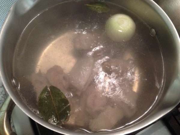 Ребрышки и мясо порезать, поставить на огонь, первую воду слить. Варить добавив луковичку и лавровый лист. Посолить, поперчить. Ребрышки и мясо порезать, поставить на огонь, первую воду слить. Варить добавив луковичку и лавровый лист. Посолить, поперчить.