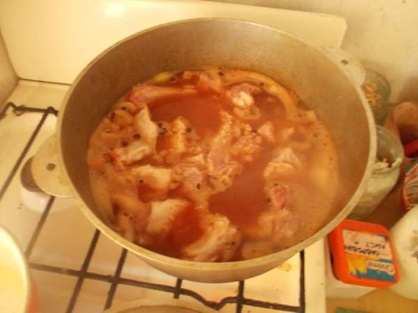 Когда закипит вода со специями, положить туда мясо и оставить варится на 20 - 30 минут ( зависит от мяса). Когда закипит вода со специями, положить туда мясо и оставить варится на 20 - 30 минут ( зависит от мяса).