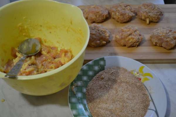 Филе порезать мелкими кубиками, сыр потереть, добавить яйца и муку и специи, масса должна быть густой, сформировать котлетки, обвалять в сухарях и пожарить.
Филе порезать мелкими кубиками, сыр потереть, добавить яйца и муку и специи, масса должна быть густой, сформировать котлетки, обвалять в сухарях и пожарить.