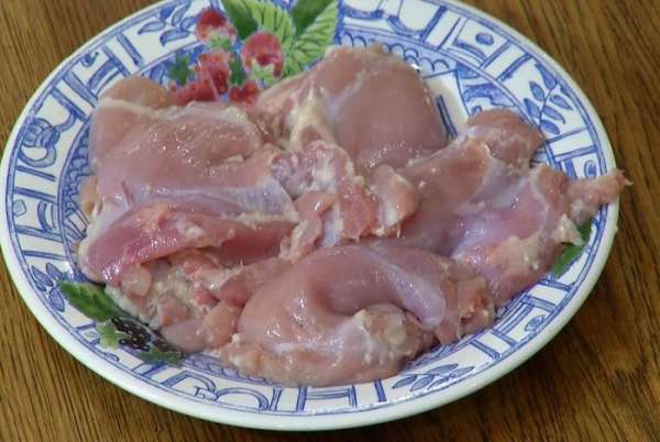 Куриное мясо отделить от костей, так чтобы получился ровный пласт, и срезать лишний жир.