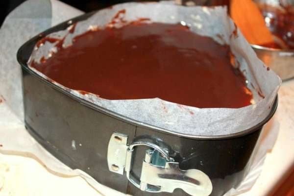 Для глазури шоколад растопите с маслом и медом на водяной бане, достаньте застывший торт из формы и облейте его сверху. Дайте застыть в холодильнике 1 час и подавайте.   
