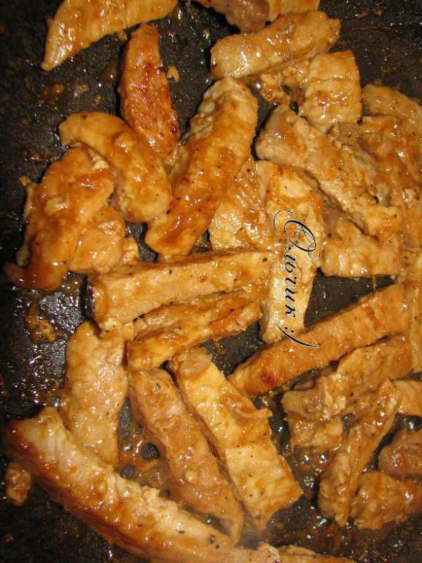 Мясо готово когда соус практически полностью выпарится. На это уйдет тоже каких-то пару минут. Мясо готово когда соус практически полностью выпарится. На это уйдет тоже каких-то пару минут.