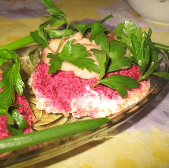 У меня остались картошка, морковка, свекла. Выкладываем в формочку сначала свеклу, потом сыр, далее морковку и завершаем картошкой. Ставим в холодильник на ночь. Вынимаем из формочки, выкладываем на тарелку сверху свекла, на нее выкладываем кусочки икры или молоко. Украшаем зеленью. Если готовить изначально так то сверху выкладываем кусочки сельди. У меня остались картошка, морковка, свекла. Выкладываем в формочку сначала свеклу, потом сыр, далее морковку и завершаем картошкой. Ставим в холодильник на ночь. Вынимаем из формочки, выкладываем на тарелку сверху свекла, на нее выкладываем кусочки икры или молоко. Украшаем зеленью. Если готовить изначально так то сверху выкладываем кусочки сельди.