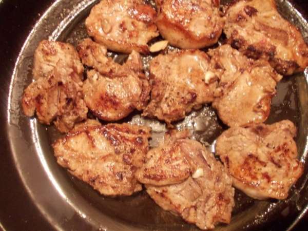 Обжарить мясо на большом огне с двух сторон и выложить его на противень. Обжарить мясо на большом огне с двух сторон и выложить его на противень.