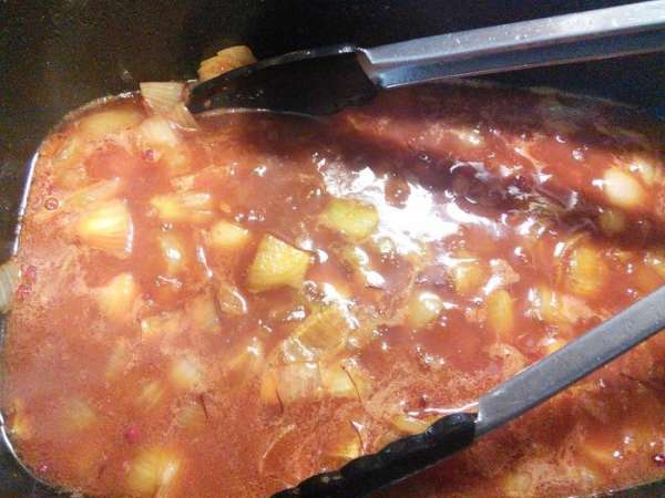 Влейте  вино и бульон (количество вина и бульона можно изменить по своему вкусу), 