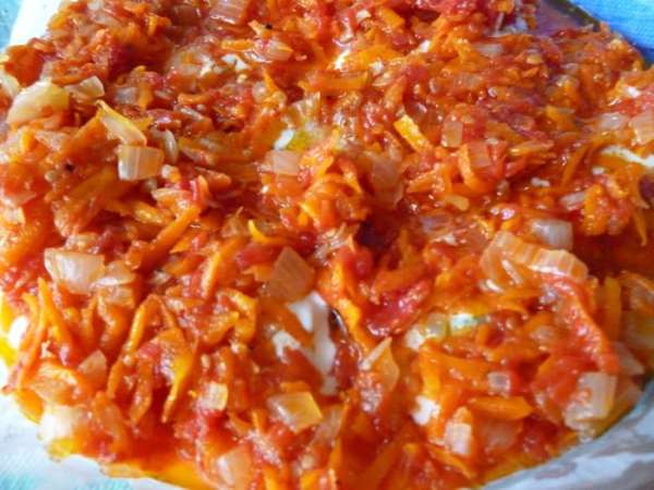 Затем выкладываем овощную заправку.Закрываем форму крышкой и отправляем в духовку для запекания.Температура 160-170градусов.Время запекания 30 минут+ 20минут на нагрев формы(потому,что стеклянную посуду ставим в холодную духовку ).Приятного вам аппетита!