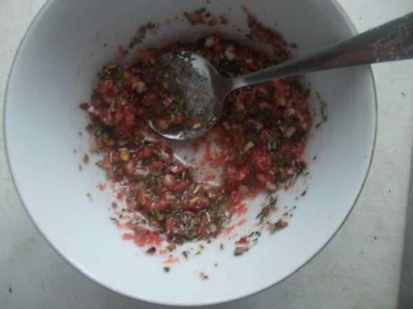 Добавить соль по вкусу и прованские травки, все перемешать.