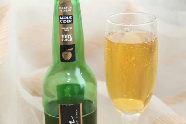 Для сравнения вкуса купила бельгийский яблочный сидр. Крепость 5,4%, прозрачный (значит, сок осветлённый), НО по вкусу домашний сидр нисколько не уступает магазинному!!! Домашний сидр получился даже немного более сладким (это может зависеть и от сорта яблок, и от количества добавляемого сахара). Вкус напоминает слабогазированное шампанское, с яблочным вкусом. Угощайтесь!!! Для сравнения вкуса купила бельгийский яблочный сидр. Крепость 5,4%, прозрачный (значит, сок осветлённый), НО по вкусу домашний сидр нисколько не уступает магазинному!!! Домашний сидр получился даже немного более сладким (это может зависеть и от сорта яблок, и от количества добавляемого сахара). Вкус напоминает слабогазированное шампанское, с яблочным вкусом. Угощайтесь!!!