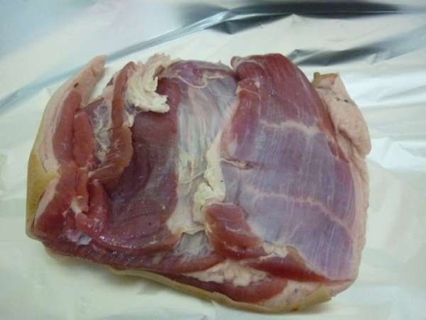 Выбираем сало с прослойкой. Лучше всего подходит брюшина. Вес продуктов я дала приблизительный, т.к. у каждого свои пропорции засолки сала. И так, вот такой кусочек свежего сальца помыть, просушить, натереть солью, положить в полиэтиленовый пакет в холодильник на пару дней. Для просолки. Можно и на 3 дня. Но злоупотреблять тут не стоит, т.к. сало может 'задохнуться' Выбираем сало с прослойкой. Лучше всего подходит брюшина. Вес продуктов я дала приблизительный, т.к. у каждого свои пропорции засолки сала. И так, вот такой кусочек свежего сальца помыть, просушить, натереть солью, положить в полиэтиленовый пакет в холодильник на пару дней. Для просолки. Можно и на 3 дня. Но злоупотреблять тут не стоит, т.к. сало может 'задохнуться'