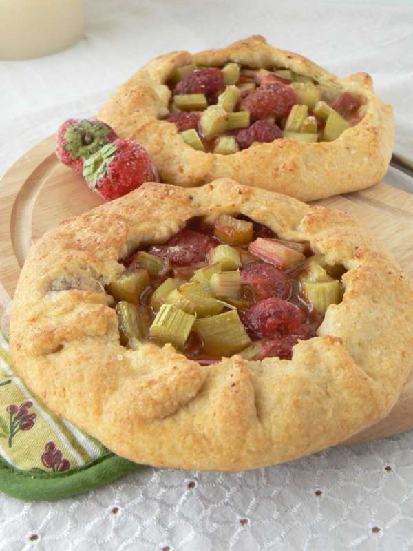 Выпекать при 180 гр. до румяности. Остудить и посыпать пудрой. Очень вкусно с шариком мороженого.
