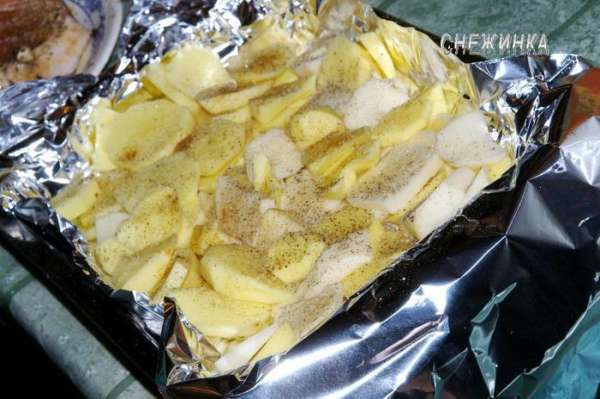 Можно просто запечь мясо, я приготовила параллельно и гарнир. Картофель чистим, нарезаем тонкими кружочками, солим, перчим. Укладываем в форму фольгу, на нее картофель. Можно просто запечь мясо, я приготовила параллельно и гарнир. Картофель чистим, нарезаем тонкими кружочками, солим, перчим. Укладываем в форму фольгу, на нее картофель.