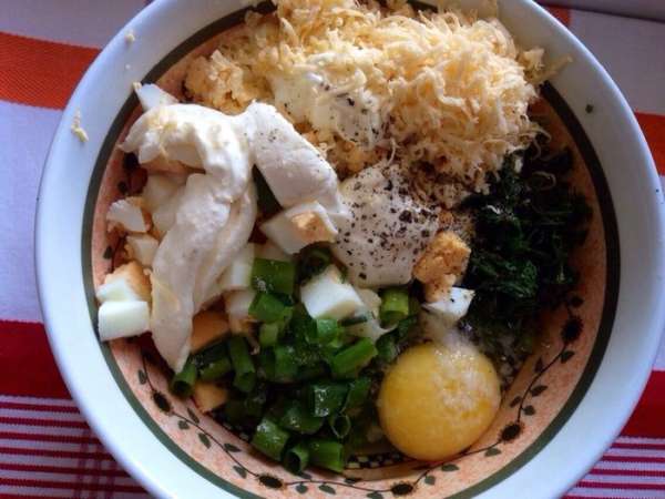 Вареные яйца (4 шт.) порезать кубиками, смешать с нарезанным зеленым луком, зеленью, тертым сыром (любой твердый) и крем-сыром (у меня этот: http://www.edimdoma.ru/retsepty/57445-krem-syr-v-domashnih-usloviyah).
Вбить яйцо (1шт.), посолить и поперчить. Все хорошо перемешать!
