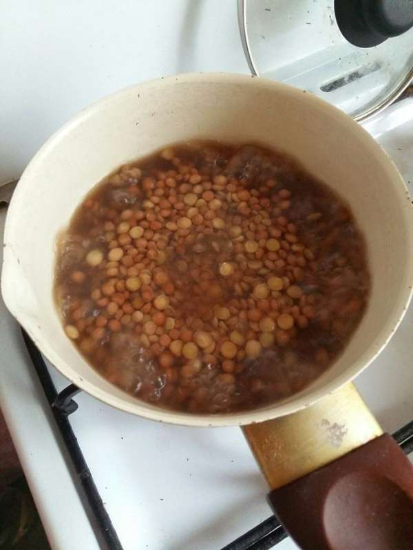 Тем временем поставить варить чечевицу, посолить по вкусу. У меня была красная и зеленая, я решила смешать. Варить минут 35-40.