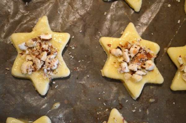 посыпаем рубленными орешками (у меня фундук) посыпаем рубленными орешками (у меня фундук)