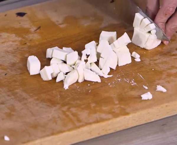 Козий сыр нарезать маленькими кубиками.