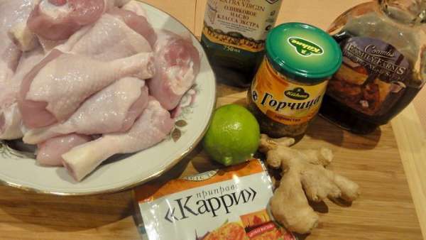 Первым делом нам нужно замариновать ножки. Голень промыть и обсушить.