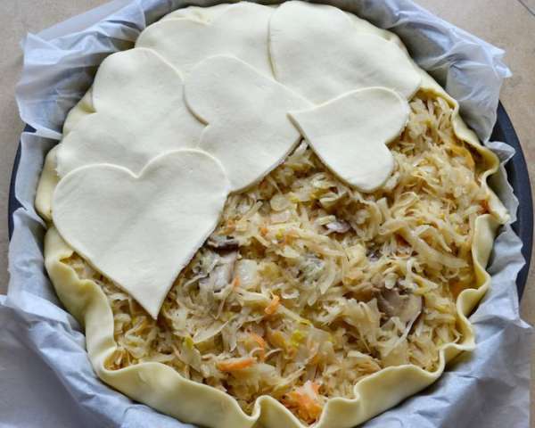 Из другого пласта теста вырезать фигурными формочками 'сердечки' ('кружочки', 'листики'...) и выложить их поверх начинки... Из другого пласта теста вырезать фигурными формочками 'сердечки' ('кружочки', 'листики'...) и выложить их поверх начинки...