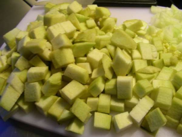 Баклажаны режем кубиками 3-5 см (я их очистила от кожуры).
