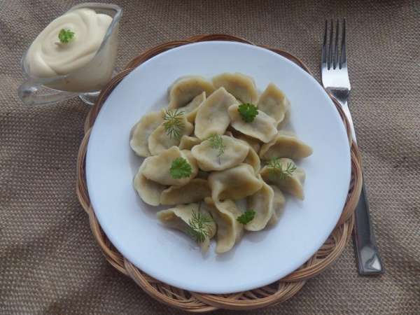 Подаем пельмени с любимым соусом и зеленью. Подаем пельмени с любимым соусом и зеленью.