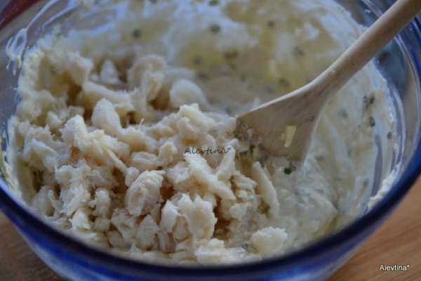 Все перемешать. Добавить готовое крабовое мясо кусочками. Перемешать. Соль и черный перец по вкусу. Все перемешать. Добавить готовое крабовое мясо кусочками. Перемешать. Соль и черный перец по вкусу.