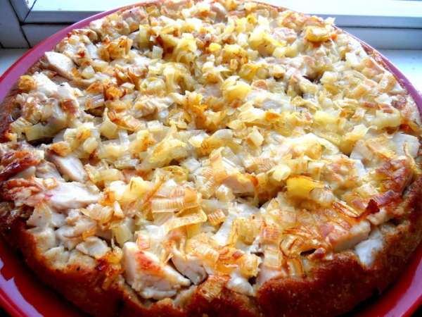 Накрываем пирог большой тарелкой-блюдом и резко переворачиваем...