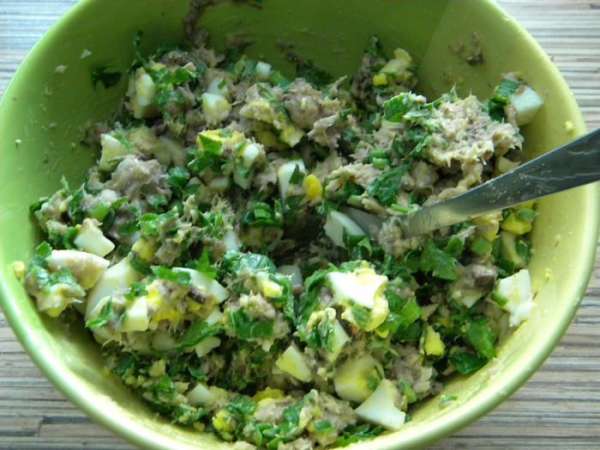 В неё кладем яйца вареные, и зелень нарезанную, солим по вкусу. В неё кладем яйца вареные, и зелень нарезанную, солим по вкусу.