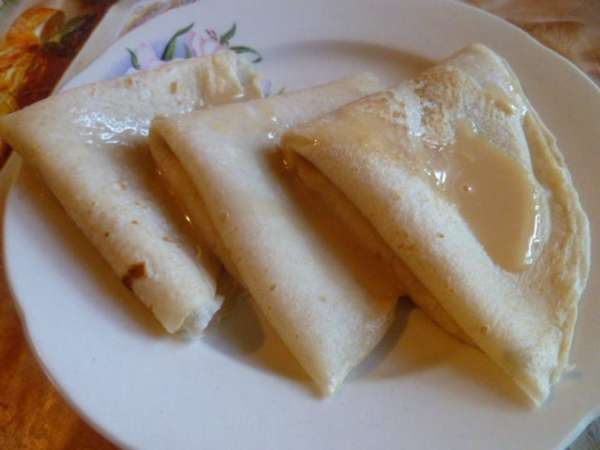 Часть блинов можно скушать просто так, а можно со сгущеночкой... Это очень вкусно.