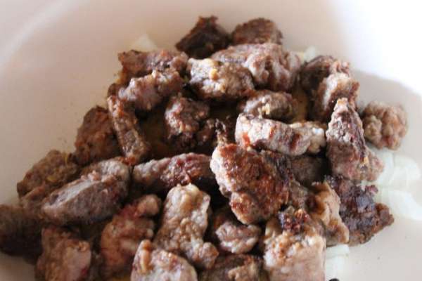 Поверх хлеба выкладываем обжаренное мясо. Поверх хлеба выкладываем обжаренное мясо.