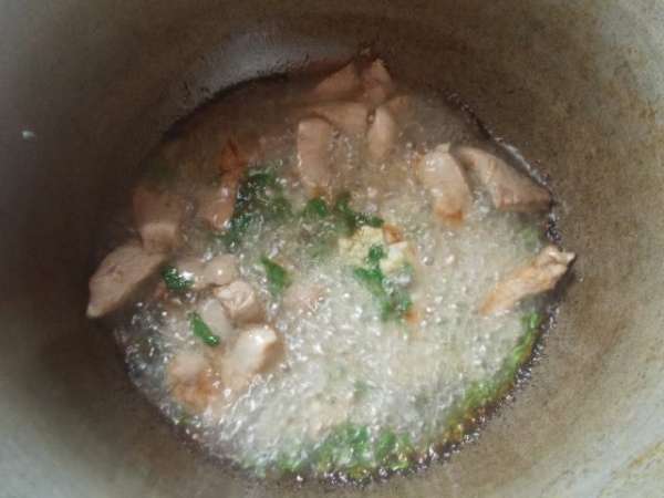 В казане разогреем масло, пока не пойдет дымок, сразу выкладываем мясо, посыпаем его чесноком и зеленью. Мешаем, пока не появится золотистый цвет. Это произойдет довольно быстро, поэтому советую, все держать под рукой уже в нарезанном виде. В казане разогреем масло, пока не пойдет дымок, сразу выкладываем мясо, посыпаем его чесноком и зеленью. Мешаем, пока не появится золотистый цвет. Это произойдет довольно быстро, поэтому советую, все держать под рукой уже в нарезанном виде.